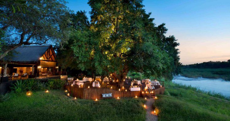 Dîner à la lumière des bougies dans la réserve de Sabi Sand en Afrique du Sud