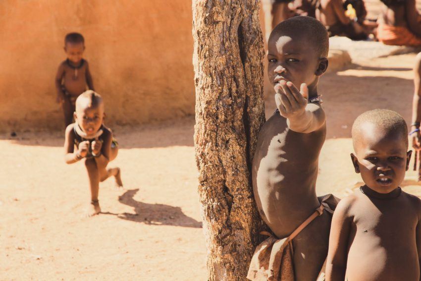 Kinder im Himba-Dorf in Namibia