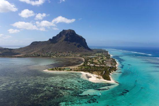 Der Berg Le Morne umgeben vom glasklaren Meer aus der Vogelperspektive