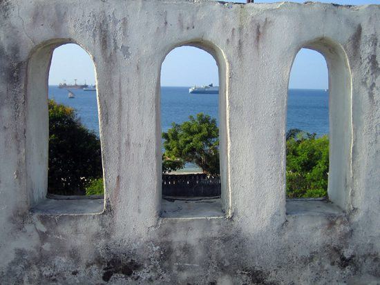 Vista do oceano através de um edifício, Stone Town