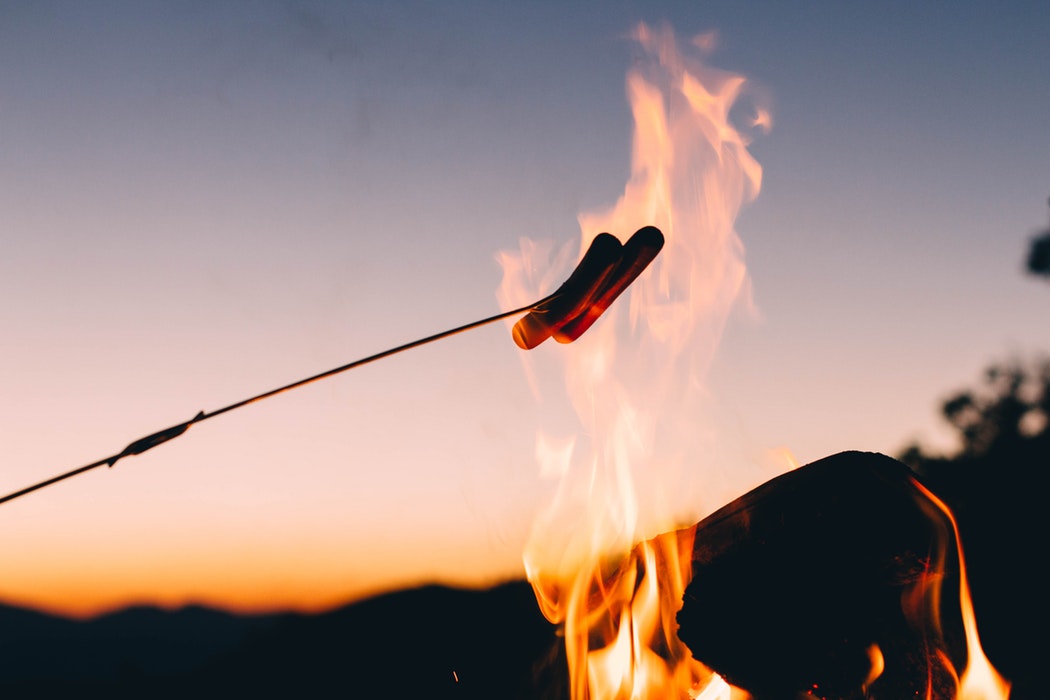 Saucisses et barbecue au soleil couchant