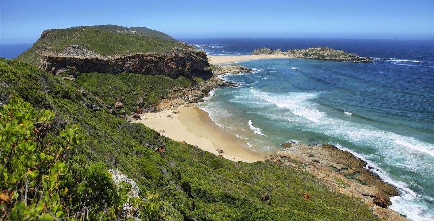 Blick auf die malerische Küste des Robberg Naturreservats an der Garde Route