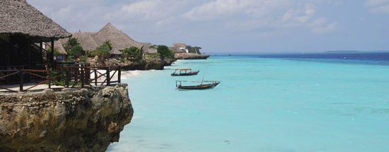 Klares, türkisblaues Wasser am weißen Strand Nungwi Beach auf Sansibar