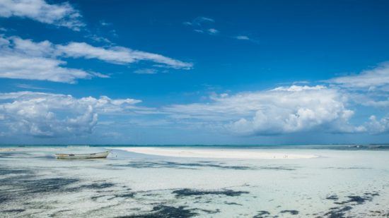 Weißer Sandstrand und tropische Gewässer auf der Insel Sansibar