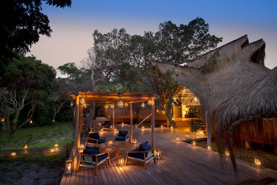 Benguerra Island Lodge et sa terrasse à ciel ouvert illuminée de bougies, Mozambique.