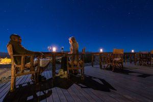 Vue de la terrasse du Kulala Desert Lodge à la nuit tombée