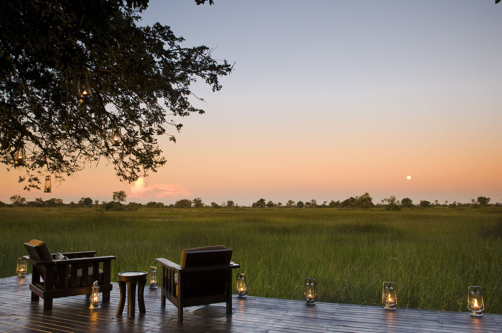 Vue du Delta de l'Okavango au soleil couchant depuis la terrasse du Nxabega Okavango tented camp