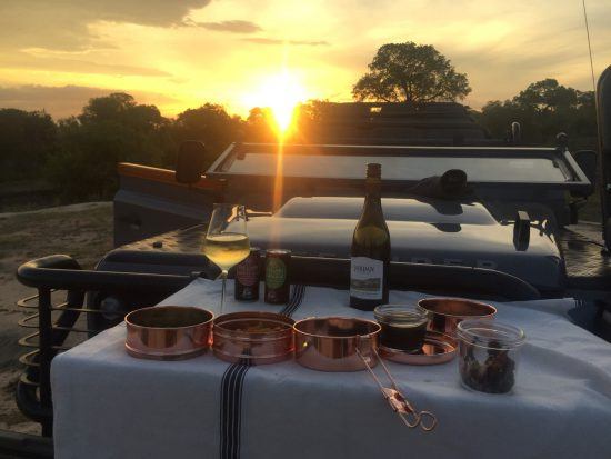 Picknick im Busch bei Sonnenuntergang