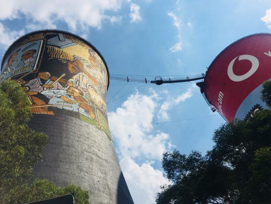 Orlando Towers mit bunter Bemalung und Bungee-Sprungbrücke in Soweto, Johannesburg