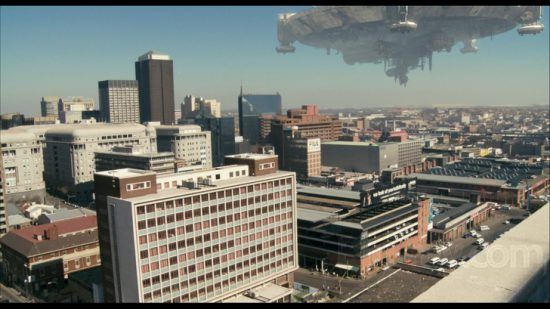 Uma captura de imagem do filme "District 9" com o horizonte de Joanesburgo invadido por uma nave espacial