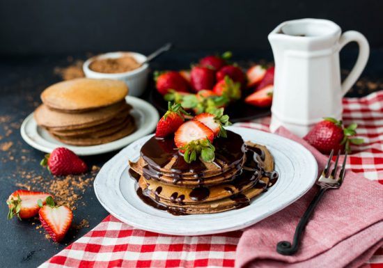 Pfannkuchen auf Frühstückstisch