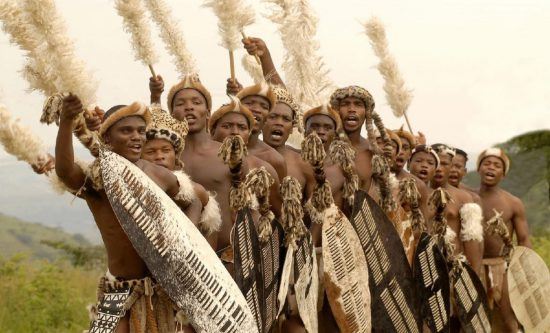 Una tribu zulú vestida con sus trajes tradicionales