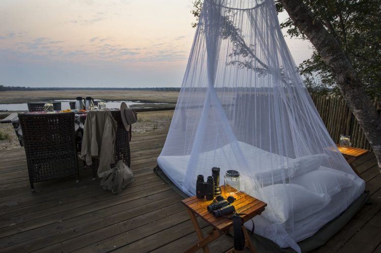 Little Makalolo Camp et terrasse extérieure sur la brousse entre dîner et nuit à la belle étoile