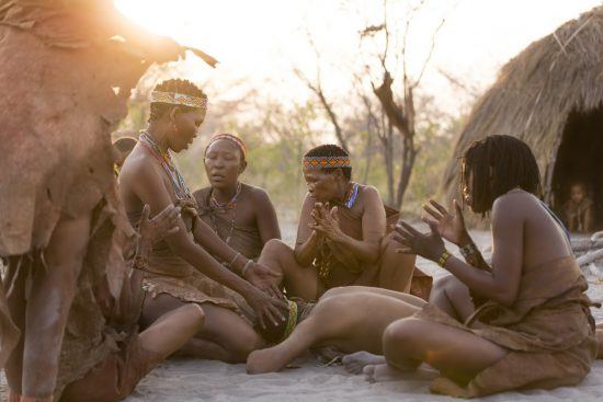 Eine Gruppe von San-Buschmännern in traditioneller Kleidung in der Kalahari von Botswana