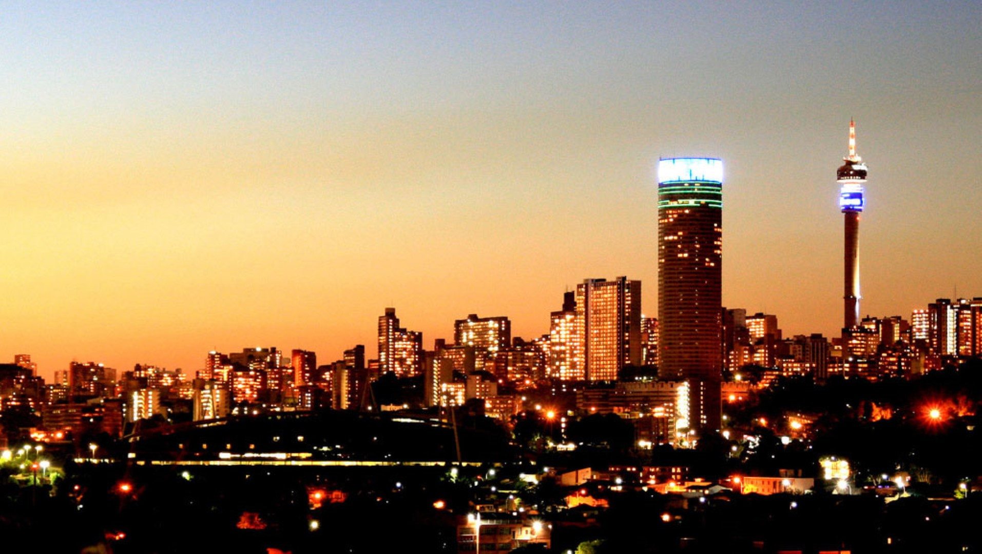 Vue de la skyline de Johannesbourg de nuit, Afrique du Sud