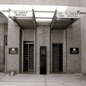 deux entrées dans un bâtiment, une pour les blancs, une pour les noirs