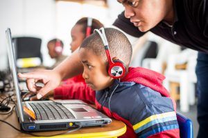 Enfant étudiant sur un ordinateur de The Click Foundation