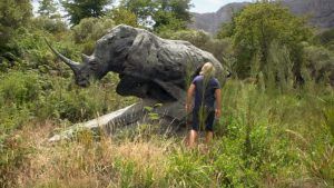 Dylan Lewis face à sa sculpture de rhinocéros