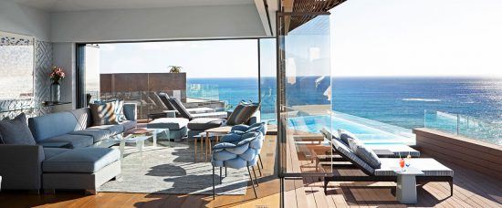 Wohnzimmer und Balkon der Villa Two des Ellerman House in Kapstadt