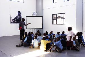 Enfants suivant un cours à The Good Work Foundation, soutenue par ArtAngels Africa