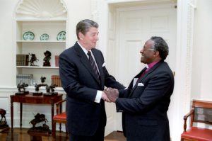 Desmond Tutu et Ronald Reagan en 1984