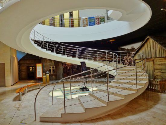 eine runde weiße Treppe in einem Museum