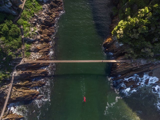 Kanufahrer fährt unter der Stormsriver Bridge hindurch - Die Garden Route in sechs Tagen