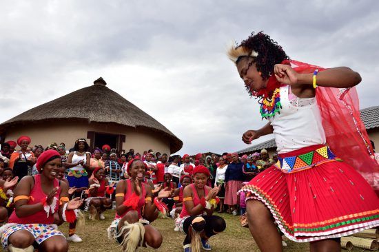 Zulu-Frauen führen einen traditionellen Tanz auf