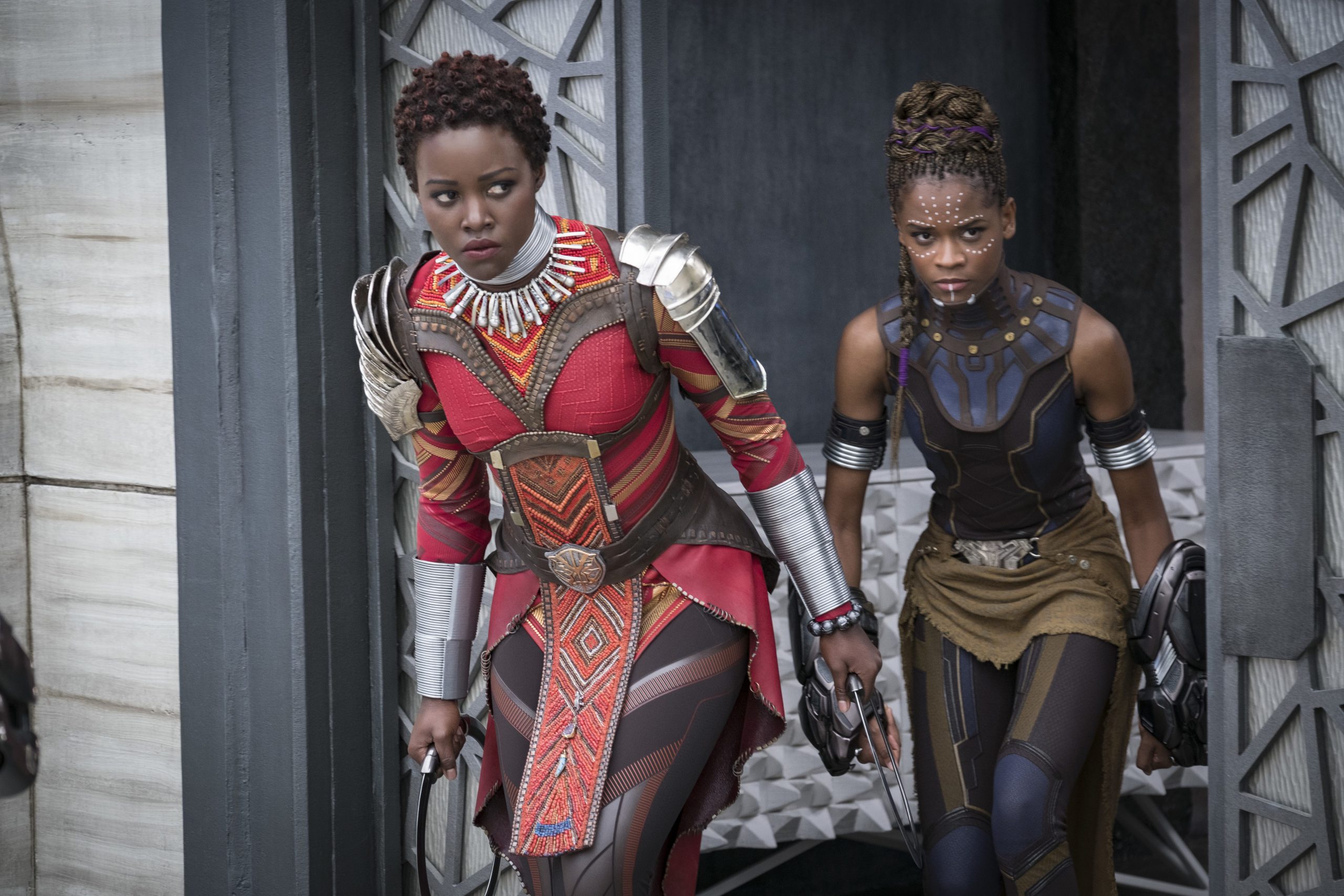 Lupita Nyong'o e Letitia Wright em cena do filme "Black Panther" (Matt Kennedy/Marvel Studios-Disney via AP)