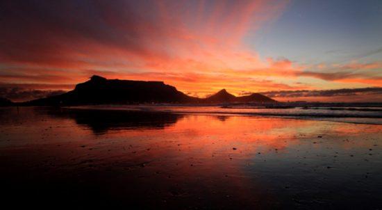 Coucher de soleil sur Table Mountain depuis Table View et Bloubergstrand au Cap. 