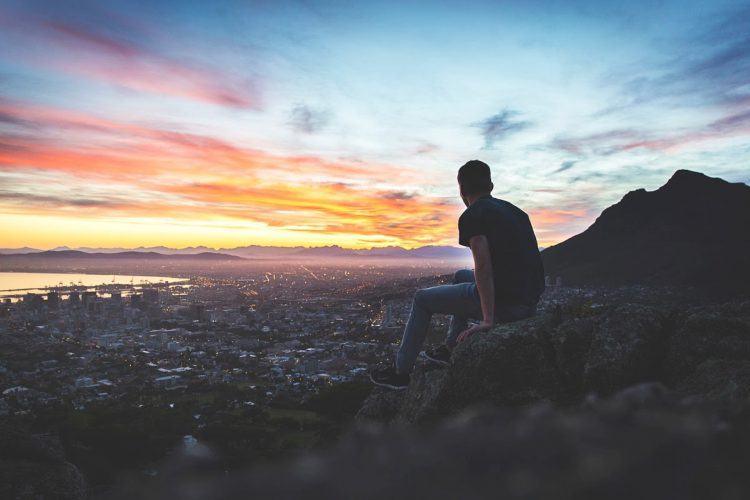 Vue et coucher de soleil depuis le sommet de Table Mountain dans la ville du Cap.