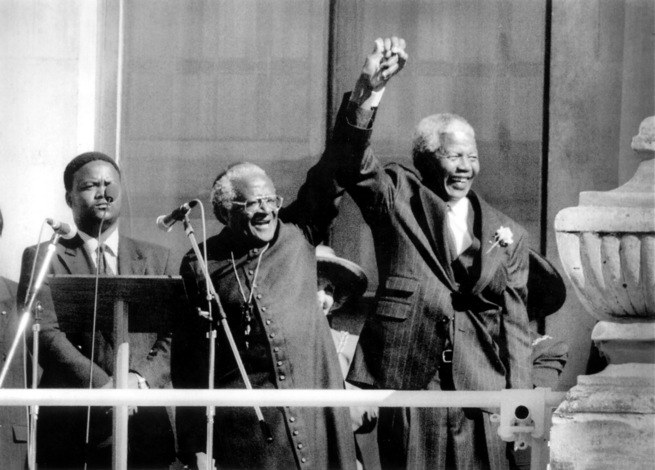 Nelson Mandela und Desmond Tutu vor einer Menschenmenge