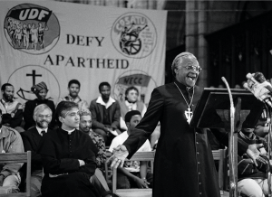 Desmond Tutu prêchant contre l'Apartheid