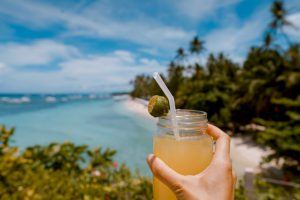 Cóctail en una playa paradisíaca del Océano Índico