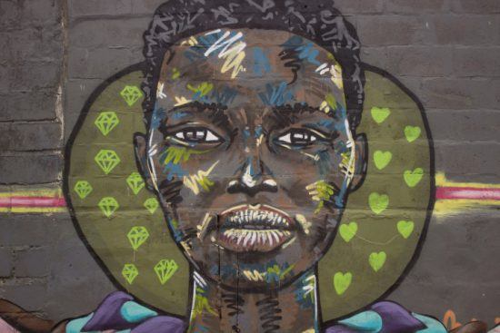 Straßenkunst in Langa: Portrait einer Frau - Townshiptour in Südafrika