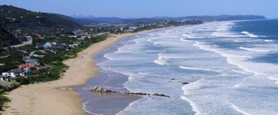 An der Garden Route Südafrikas: Der kilometerlange Sandstrand von Wilderness trifft auf sanfte Wellen des Indischen Ozeans