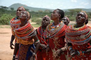 Femmes maasaï entonnant un chant rituel lors d'une cérémonie