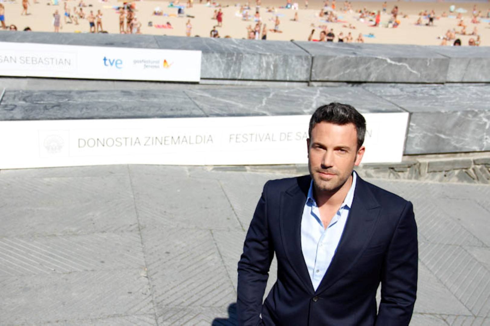 Ben Affleck vor einer Betonmauer, dahinter ist ein Strand