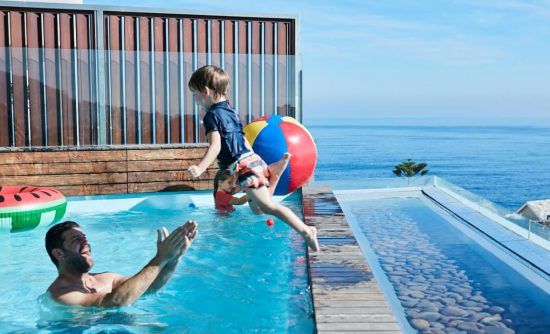 Kind springt in der Villa One des Ellerman House in den Infinity-Pool