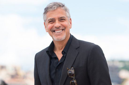 George Clooney in einem schwarzen Anzug