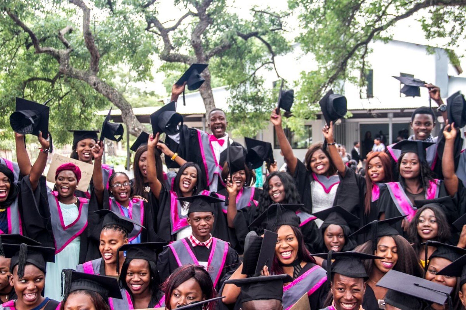 Entrega de diplomas en el campus de la asociación Good Work Foundation, un voluntariado en África