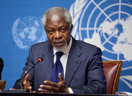 Kofi Annan sitzt auf einem Sessel vor einem Mikrofon