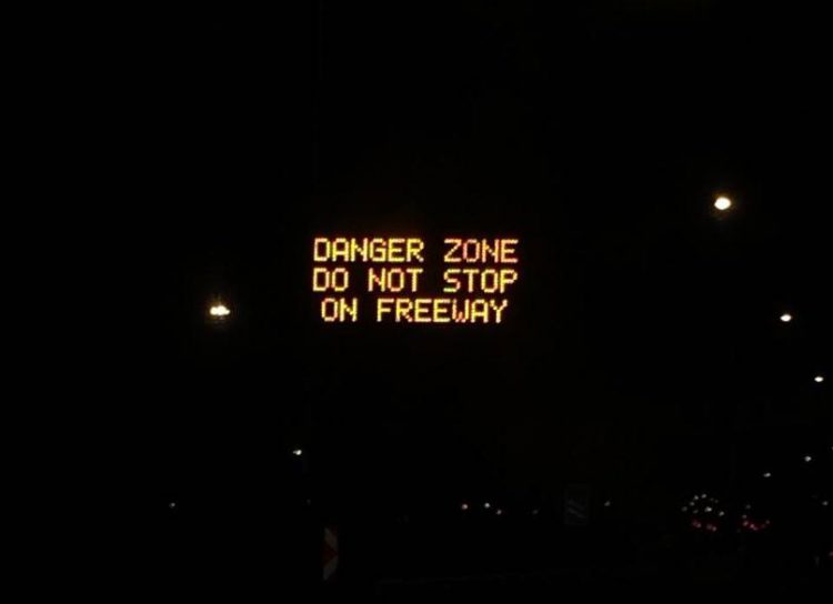 Panneaux à la sortie de l'aéroport du Cap sur la N2. 