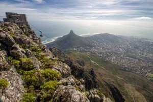 Vue de Lion's Head et le Cap depuis le sommet de Table Mountain.