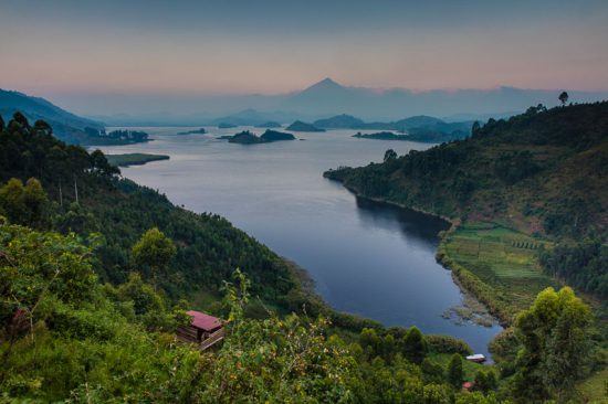 Tropische Landschaft rund um Chameleon Hill in Uganda