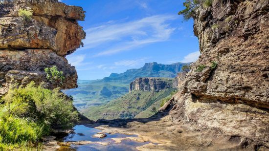 Felsen und grüne Berge in den Drakensbergen in Südafrika