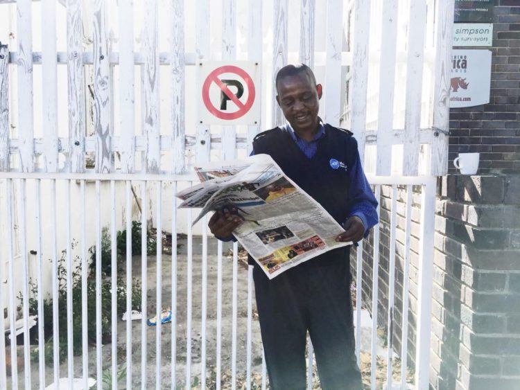 Sécurité au Cap : agent de sécurité en face des bureaux de Rhino Africa.