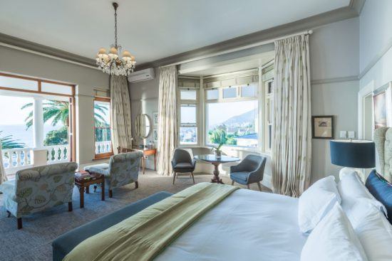 Schlafzimmer in hellen Tönen und mit edler Einrichtung im Ellerman House