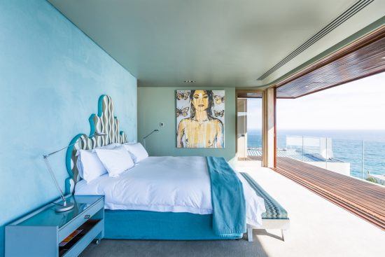 Stylisches Zimmer in weißen und blauen Tönen und Traumausblick auf den Atlantik - Ellerman House Villen