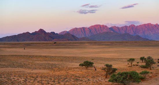 Atardecer en Naukluft rodeado por el desierto de Namibia